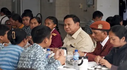 Presiden Prabowo Subianto Menikmati MBG Bersama Pelajar Sekolah Rakyat Saat Kunjungan Ke Tabanan